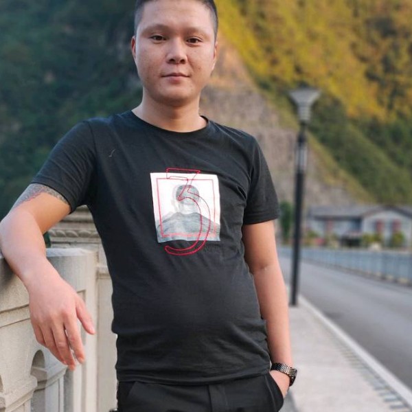 西装那伶俐的照片