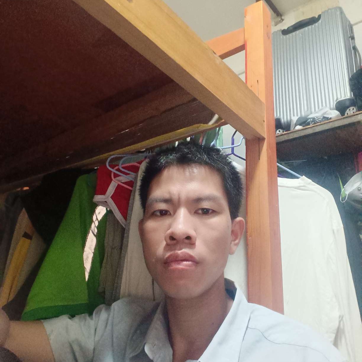 朋友深拥潇洒的照片