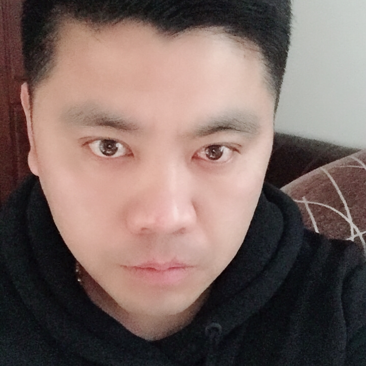 默默拿枫叶的照片