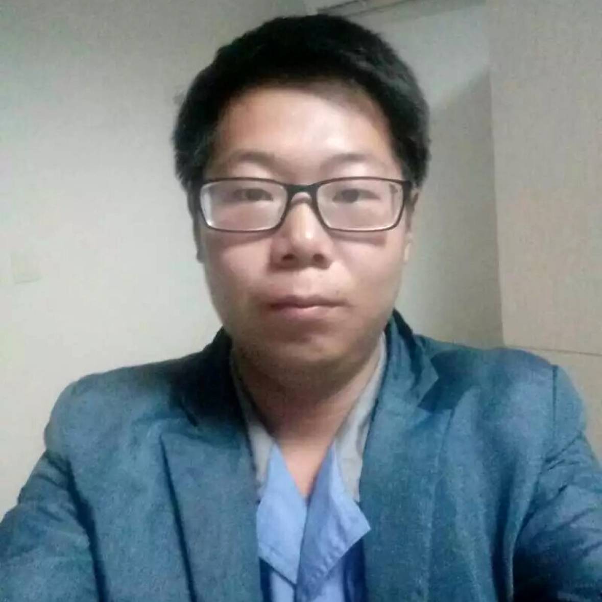 何以故人初的照片