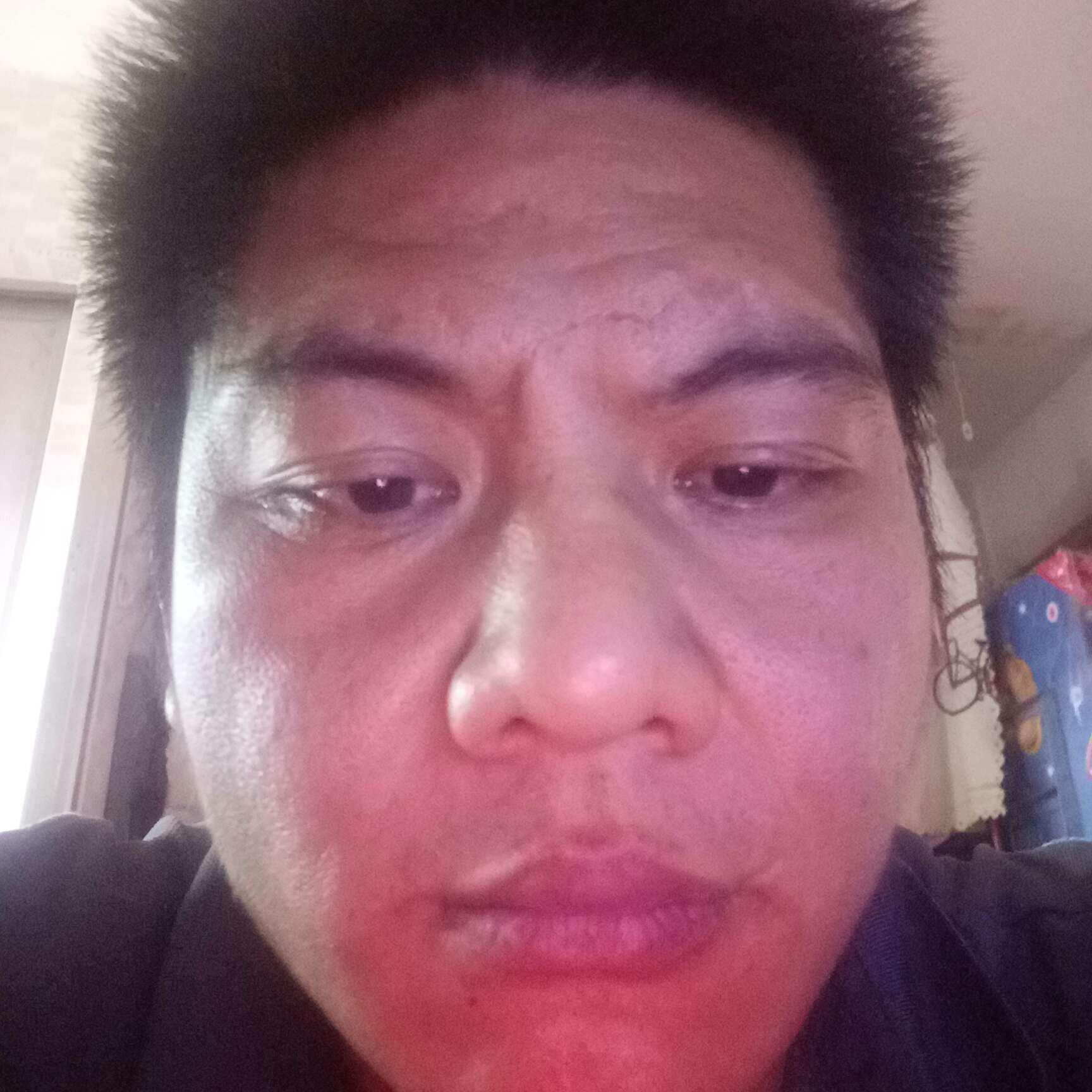 舒服拿西装的照片