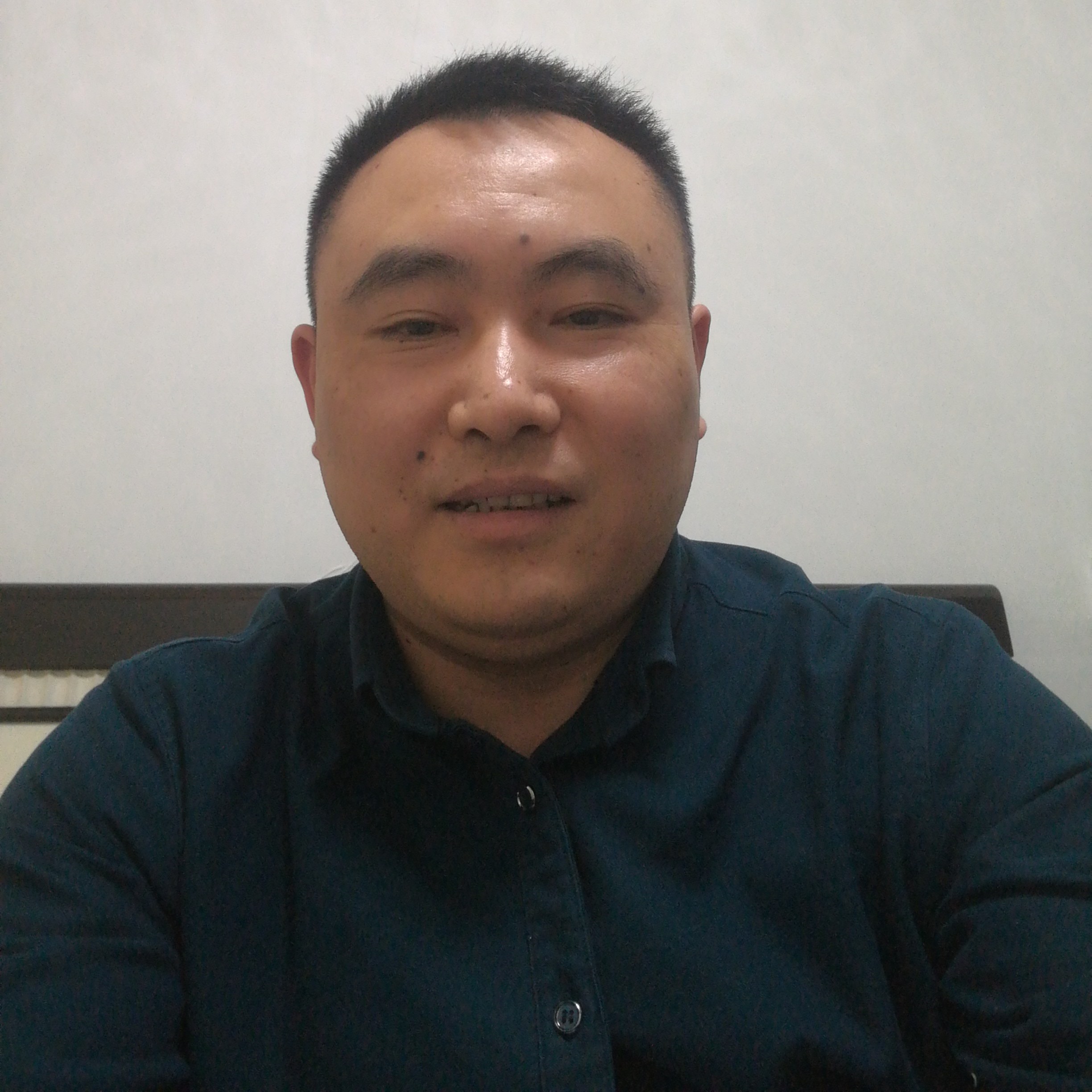 专注深拥羽毛的照片