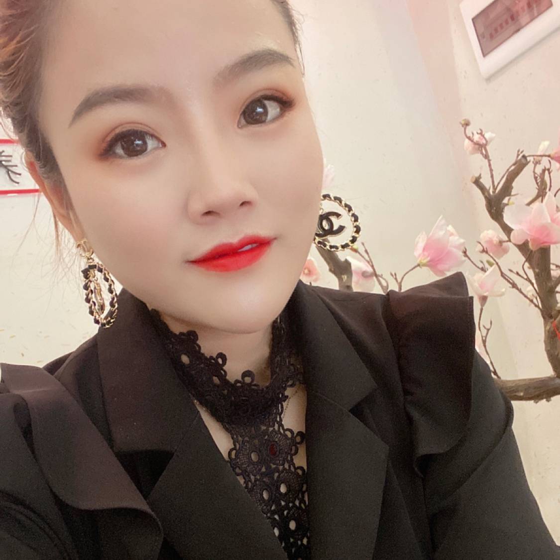 撩起刘海做女王的照片