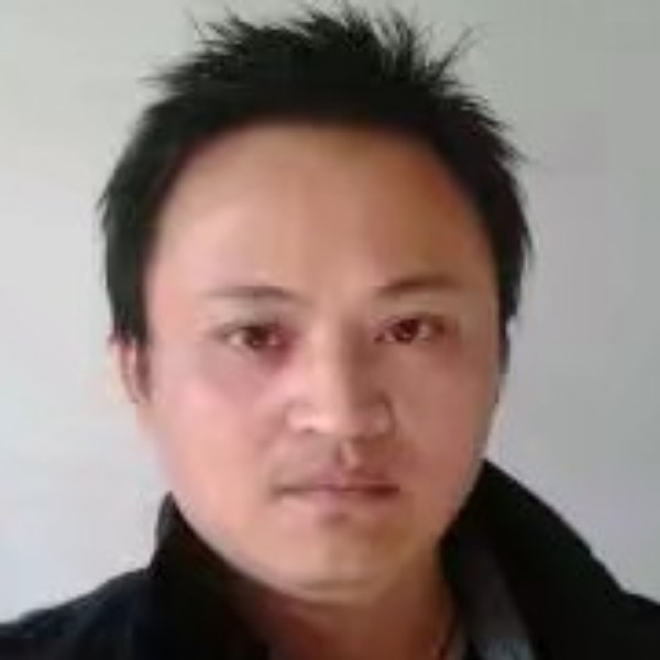 牛奶泡茶的照片