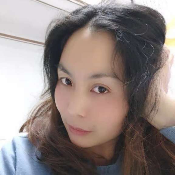害羞迎鲜花的照片