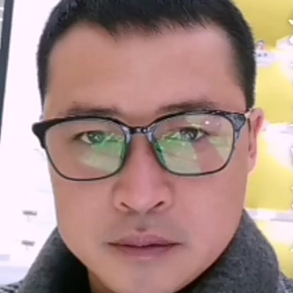 在海上漂泊的船的照片