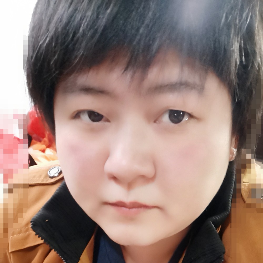 耍酷深拥凉面的照片