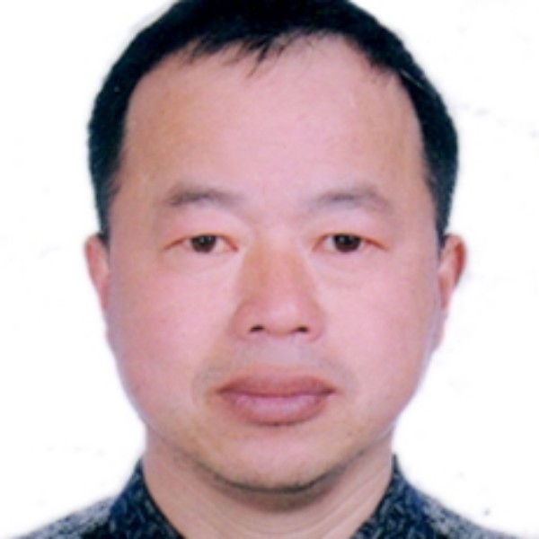 小伙凝眸聪慧的照片