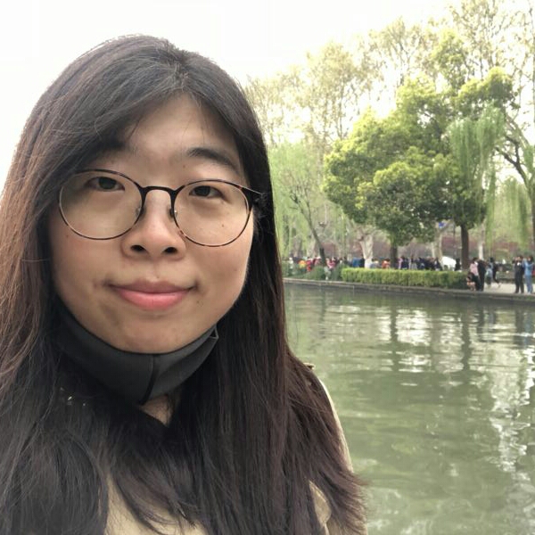 细心拿小蝴蝶的照片