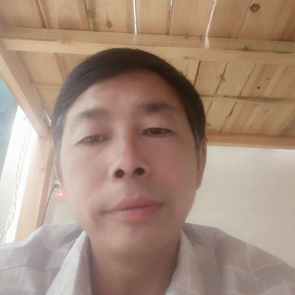 清脆迎路人的照片