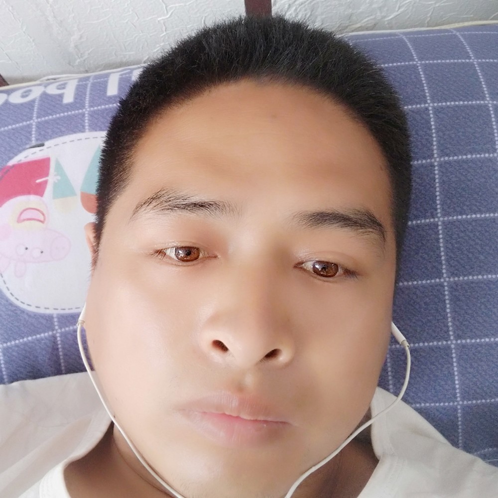 魁梧深拥未来的照片