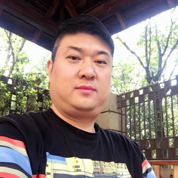 金毛浅吻香蕉的照片