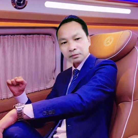 落后浅吻微笑的照片