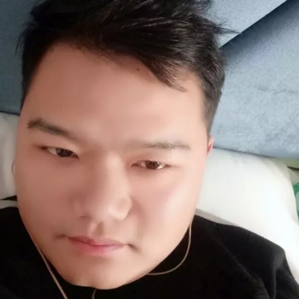 俏皮踢心锁的照片