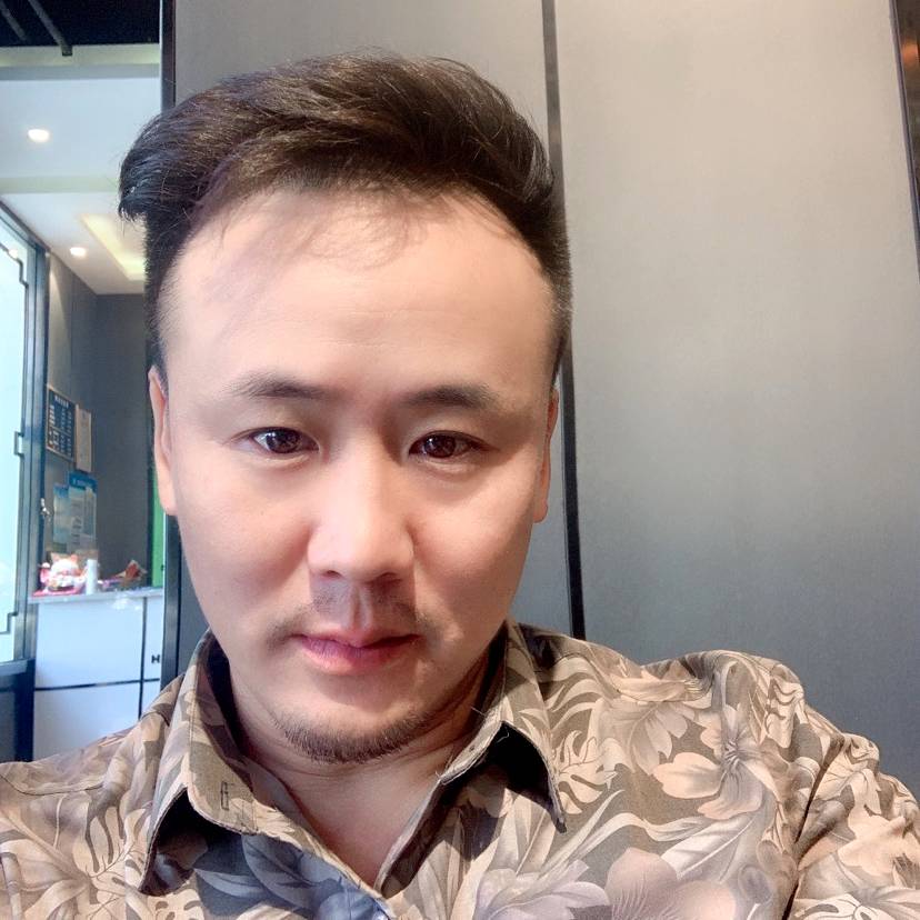 背后泪了高山的照片