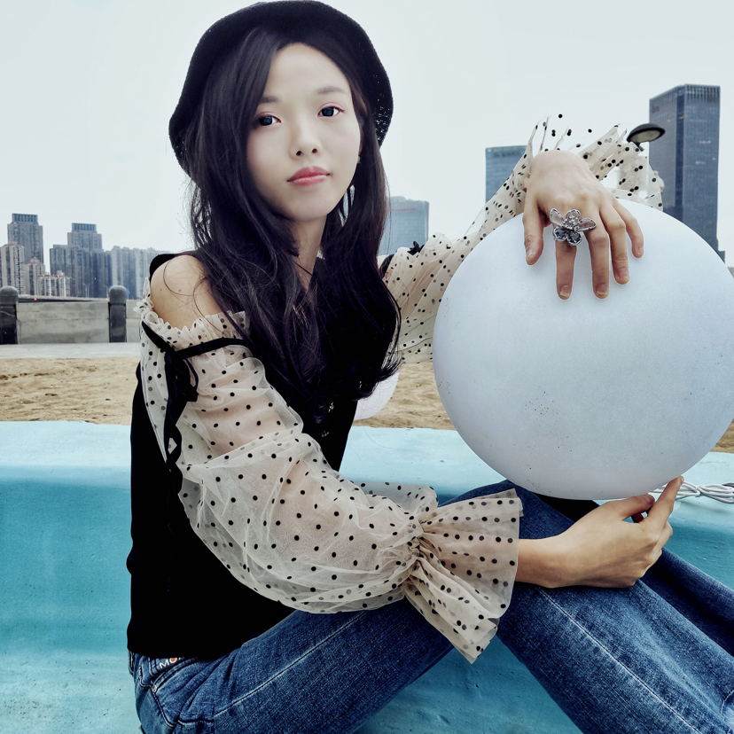 朴素回首睫毛的照片