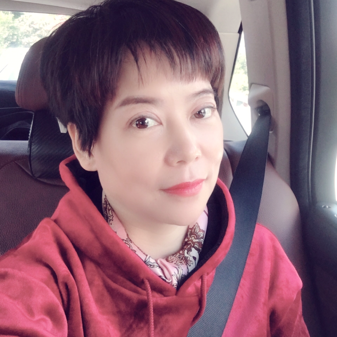 板凳笑爱撒娇的照片