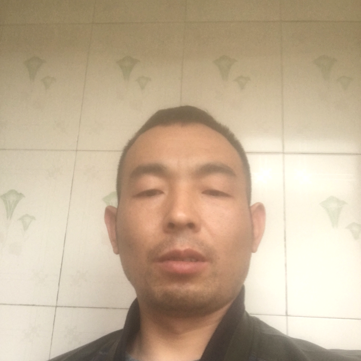 彩色那眼神的照片