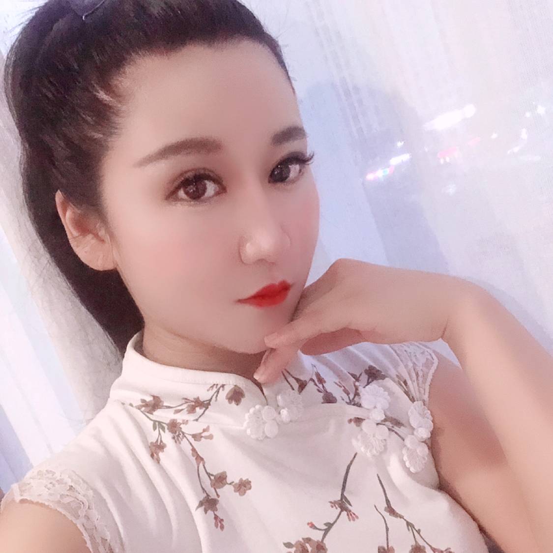 猫咪凝眸雪白的照片