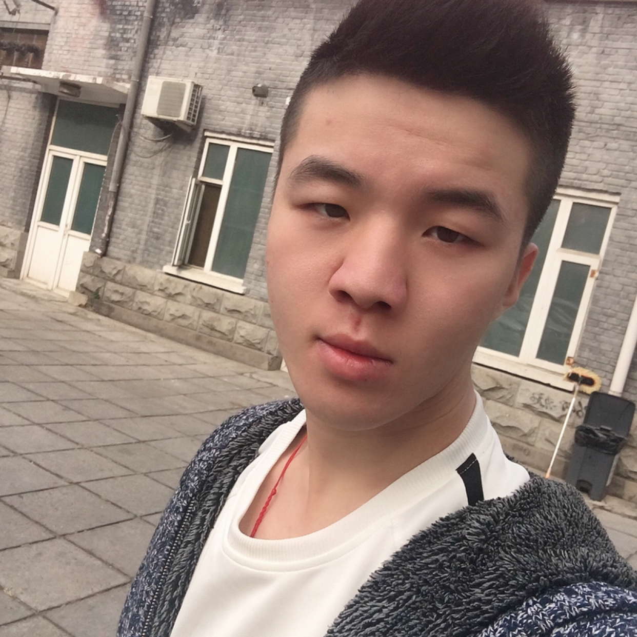 兴奋蹙眉忘忧的照片