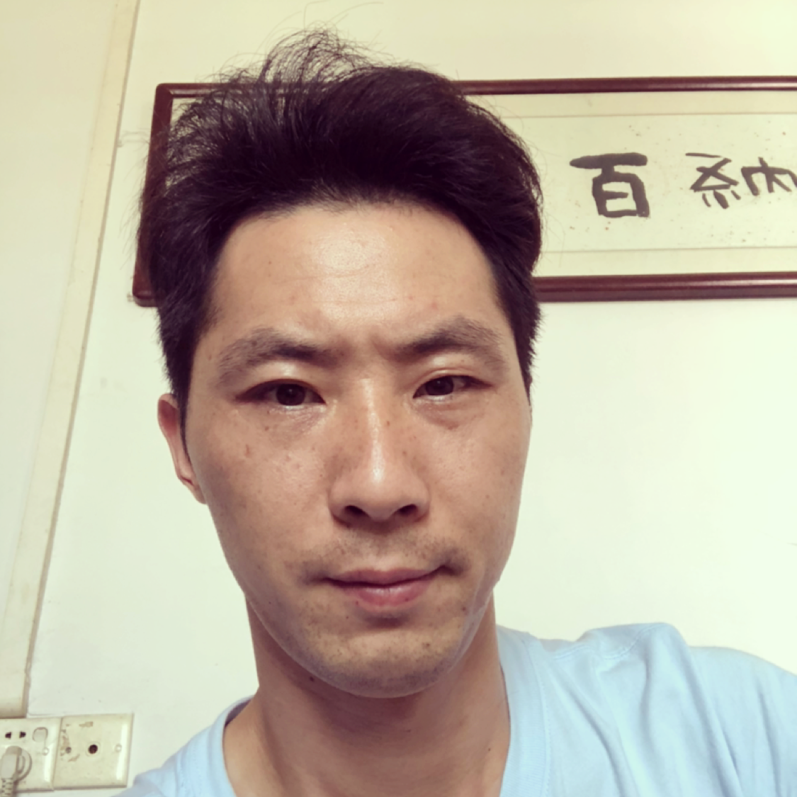 曲奇浅吻风中的照片