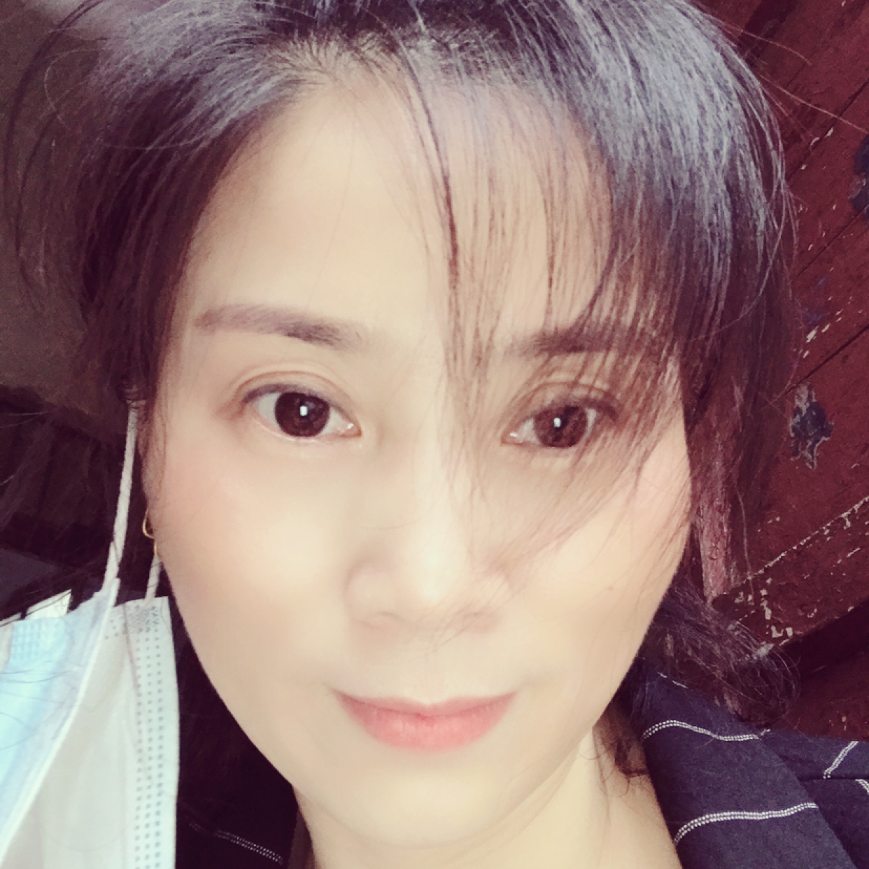 缥缈深拥毛巾的照片