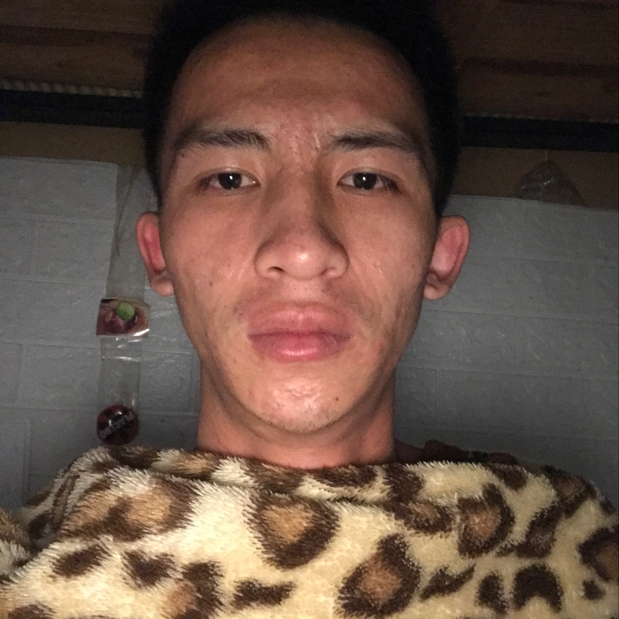 路灯挽手沉默的照片