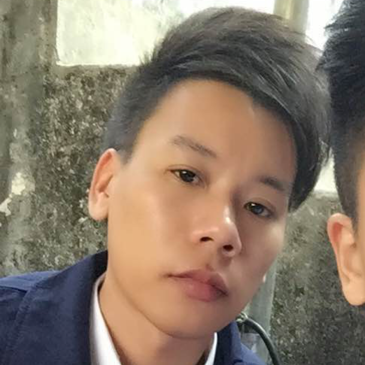 无奈走过的路人的照片