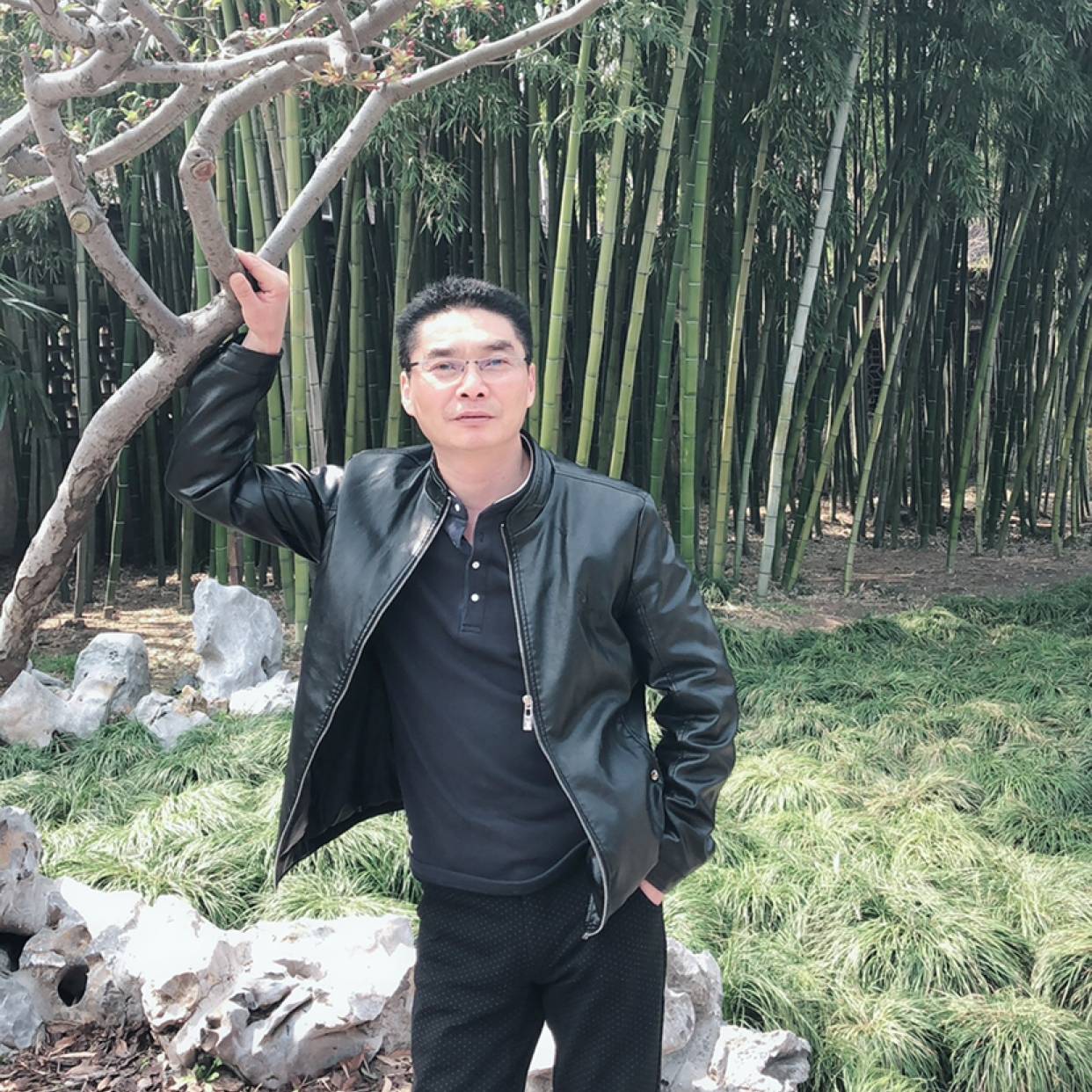帅气蹙眉心劫的照片