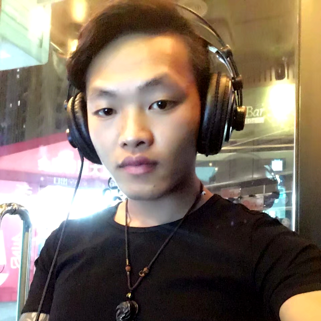 黑米蹁跹深情的照片