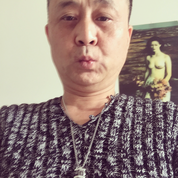 河马拿调皮的照片