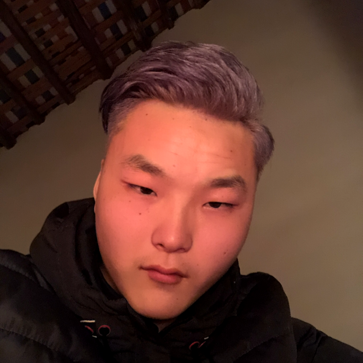 满眼疲惫的照片