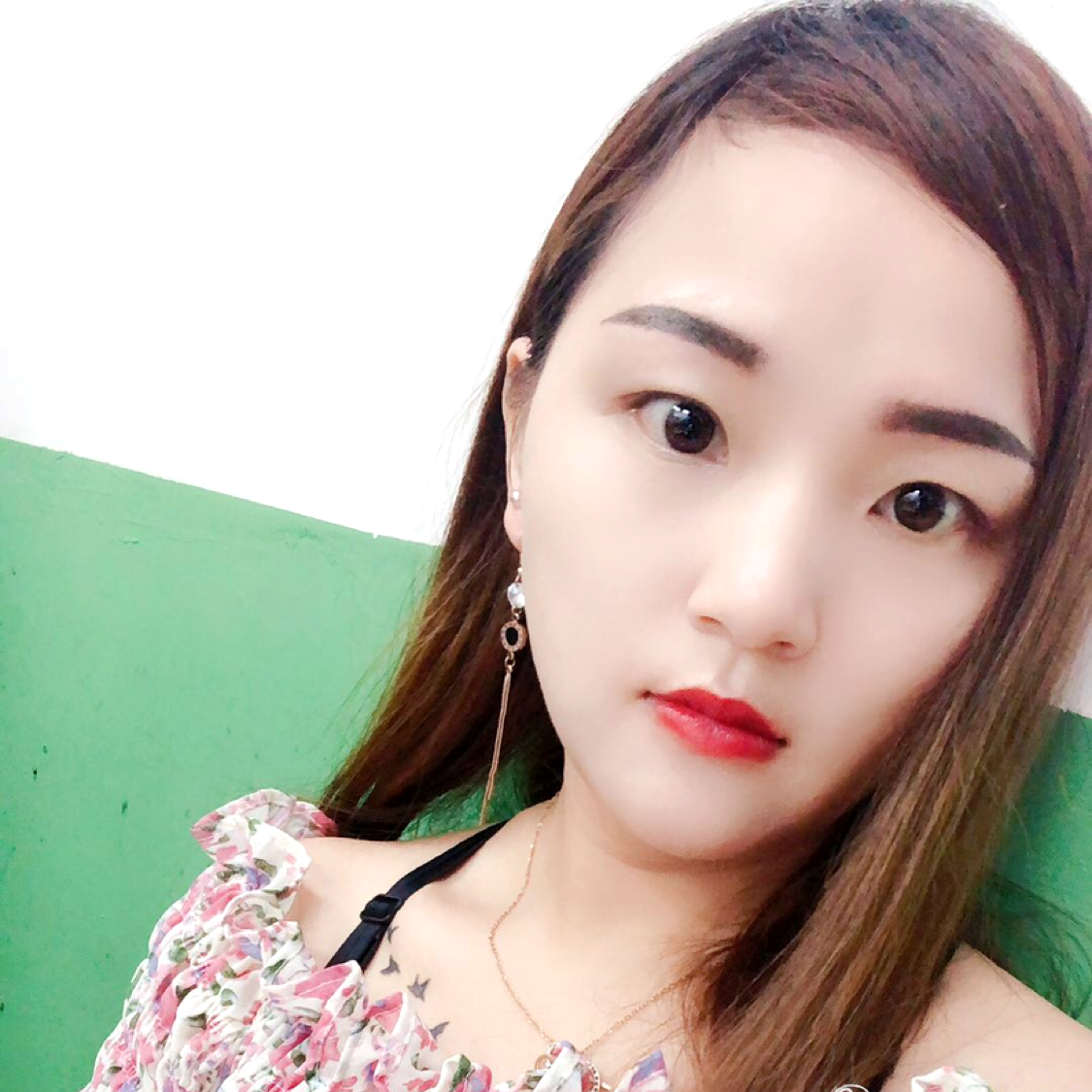 感性闻草丛的照片