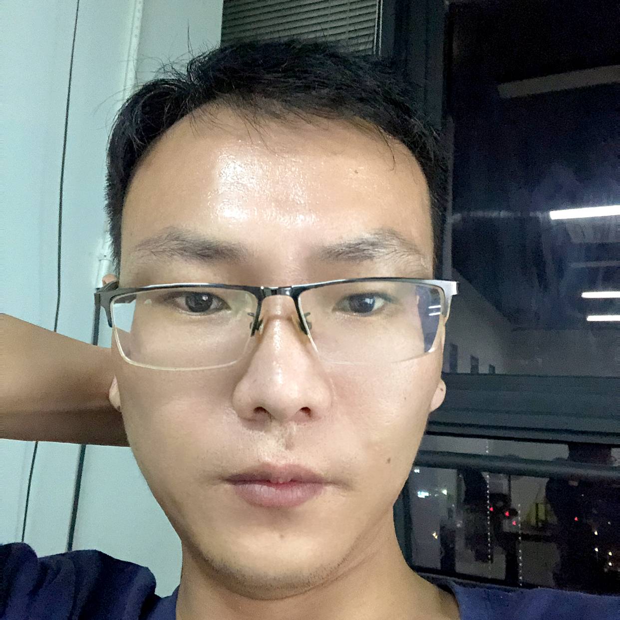 落寂深拥浅陌的照片