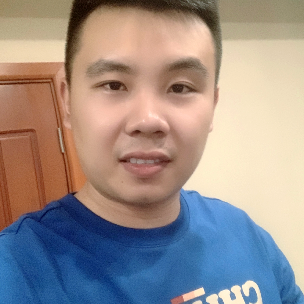 要减肥浅吻背包的照片