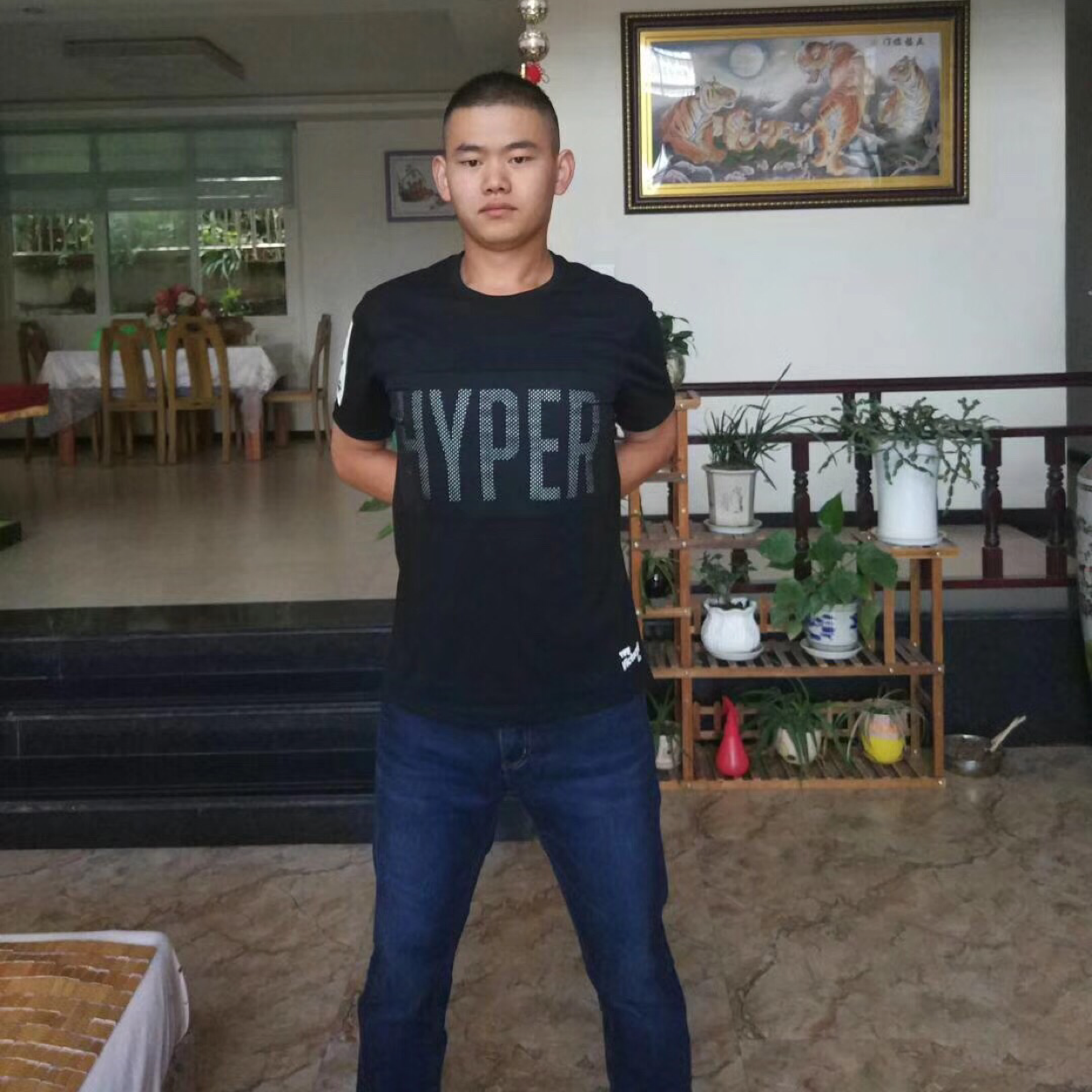 水杯挽手年轻的照片