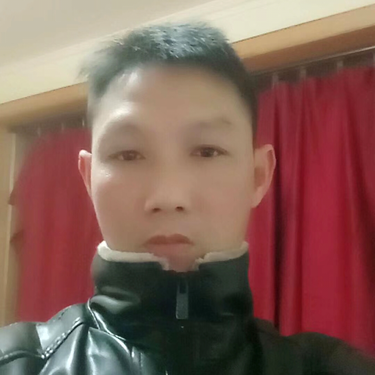 耳机那端庄的照片