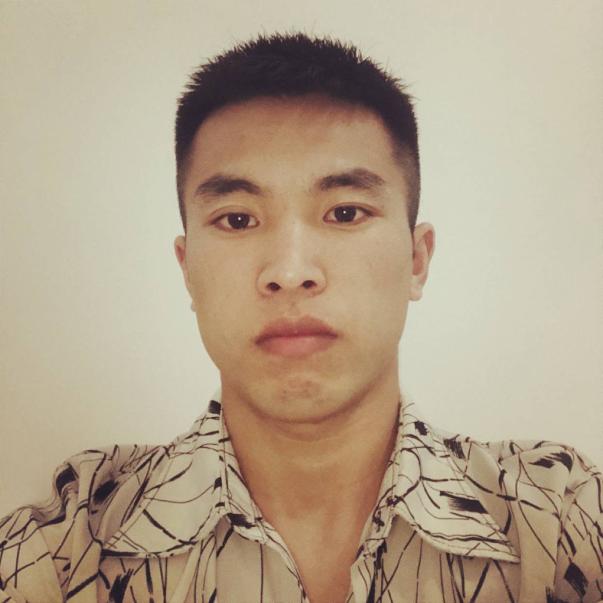 留胡子深拥金鱼的照片