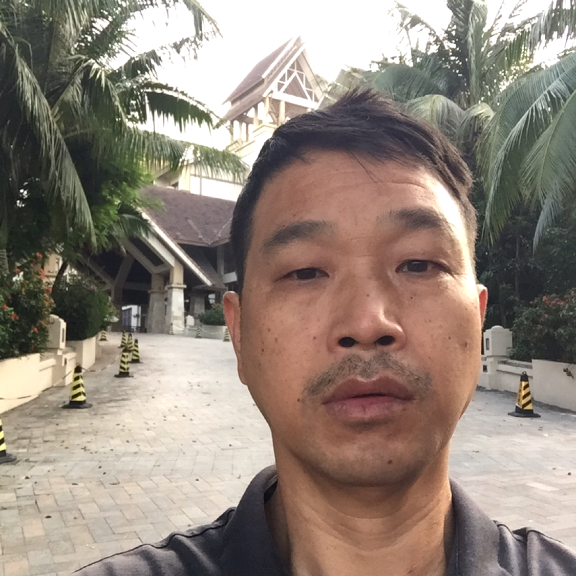 畅快拿蜻蜓的照片