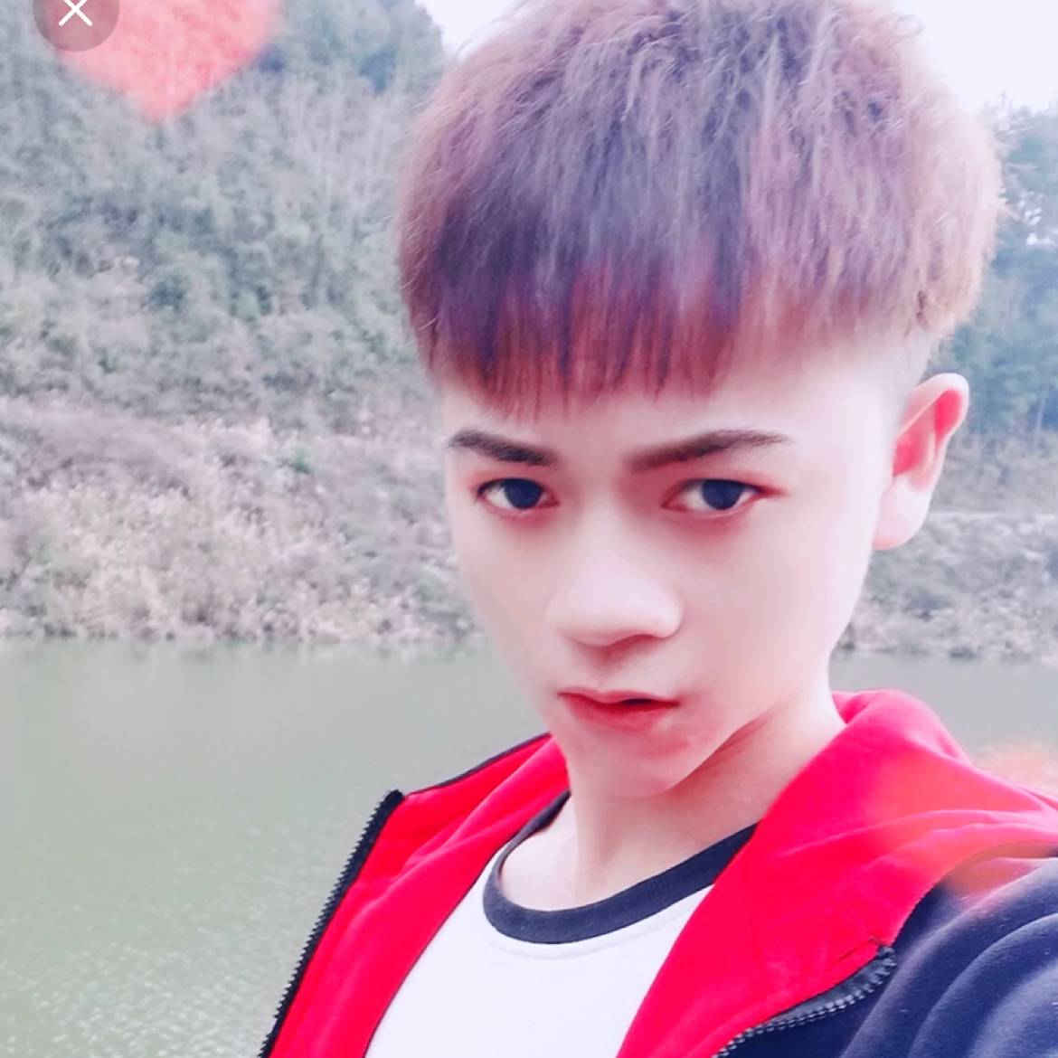 帅气拿翅膀的照片