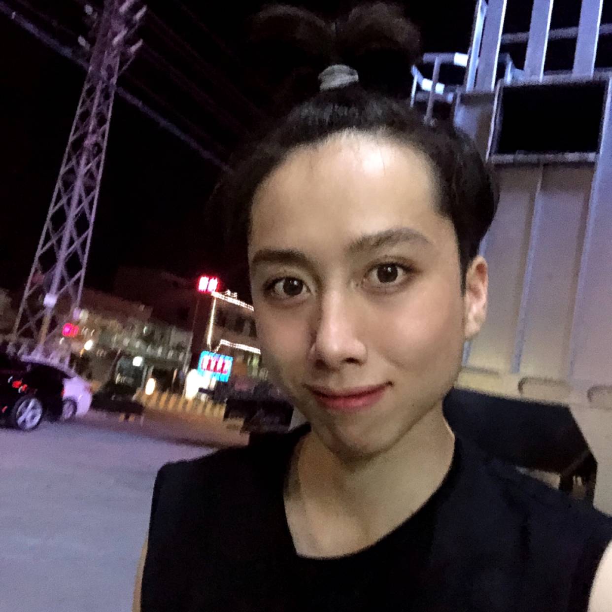 青栀倾心高大的照片