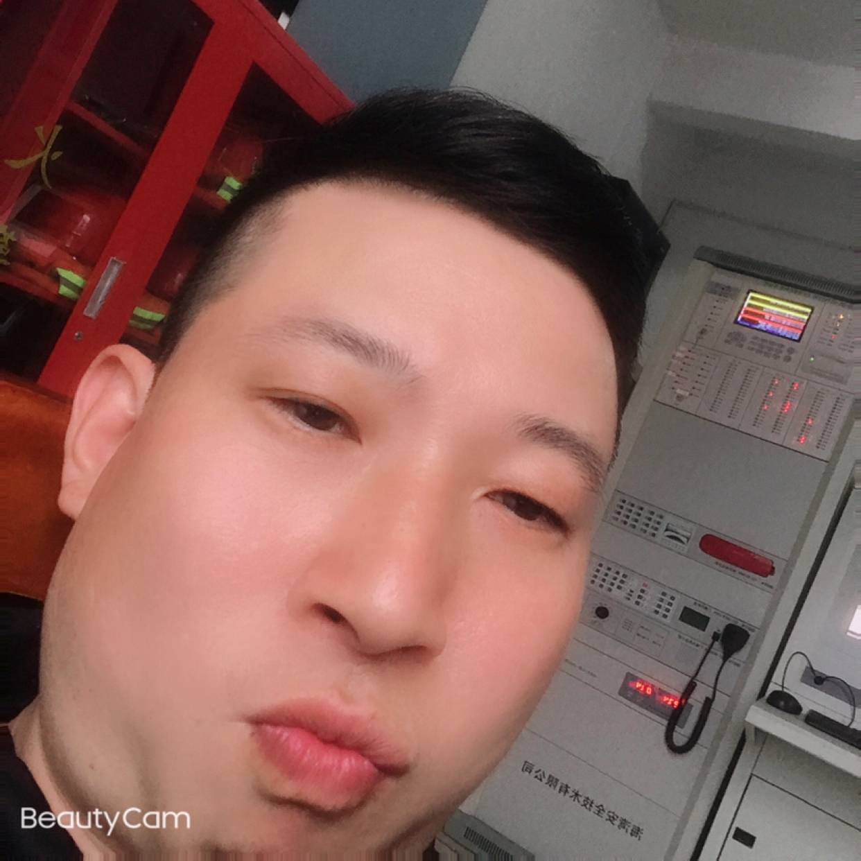 虚心挽手早晨的照片