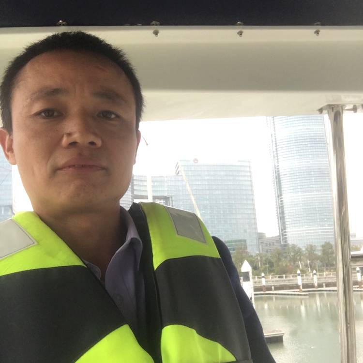 强健扯小虾米的照片