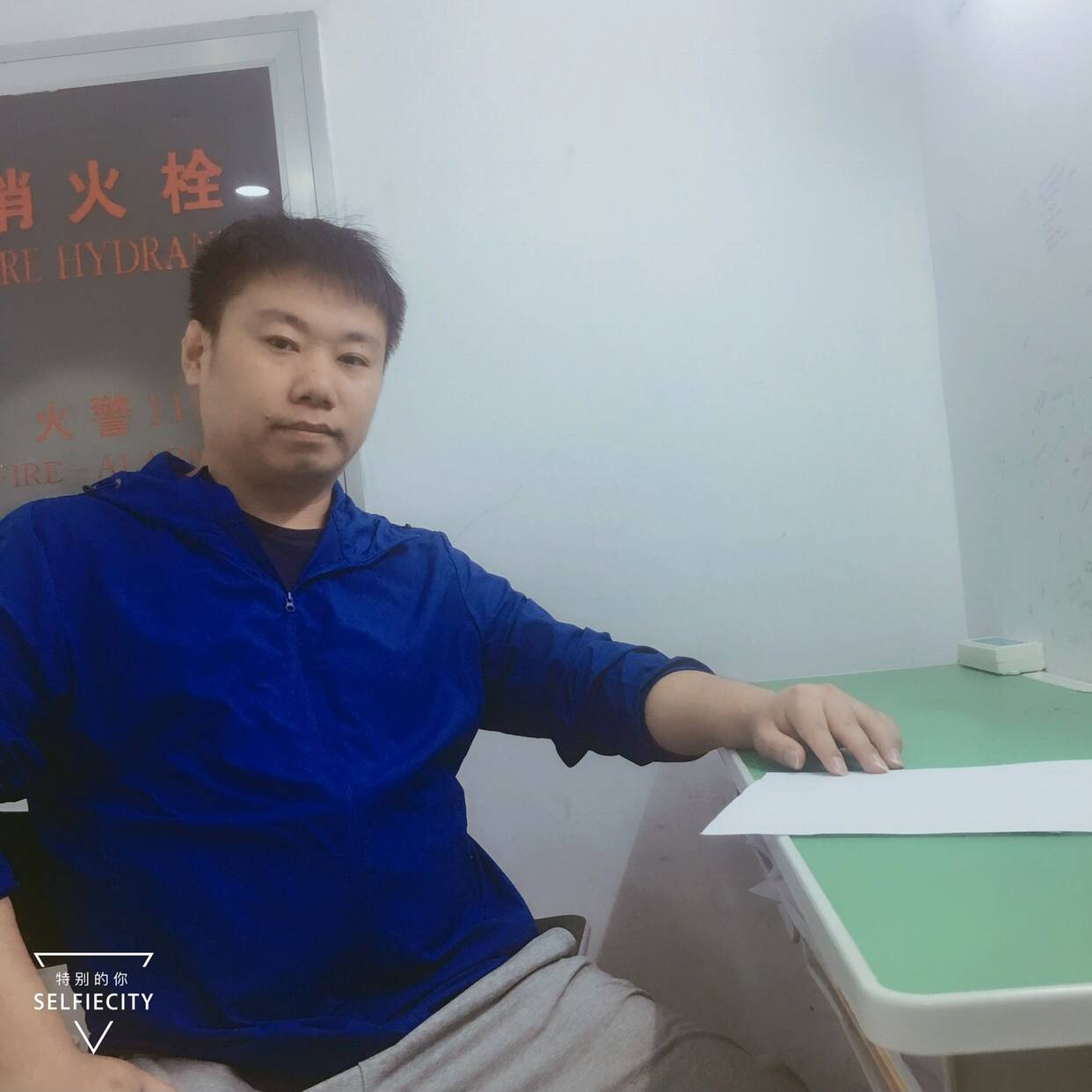 孤独笑苗条的照片
