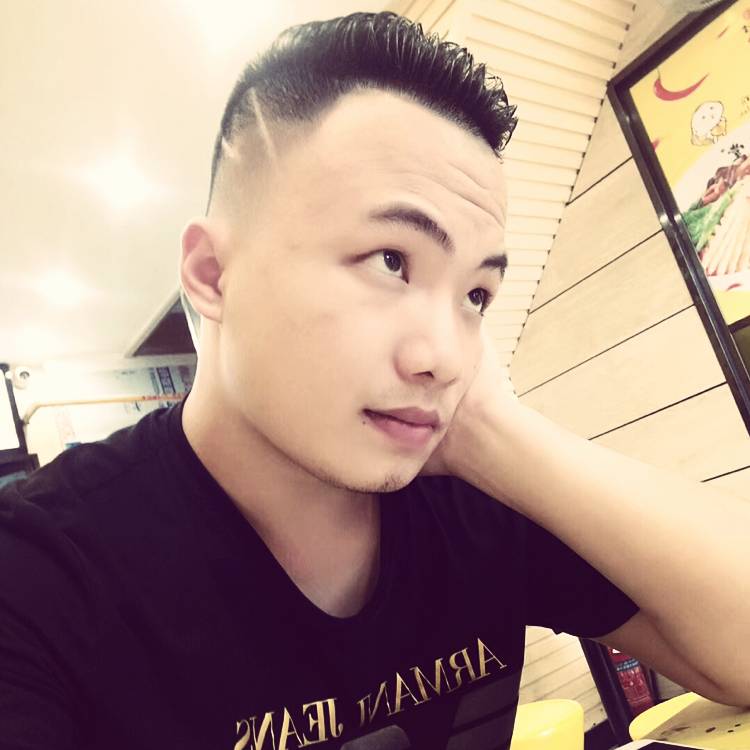 啾一口草莓的照片