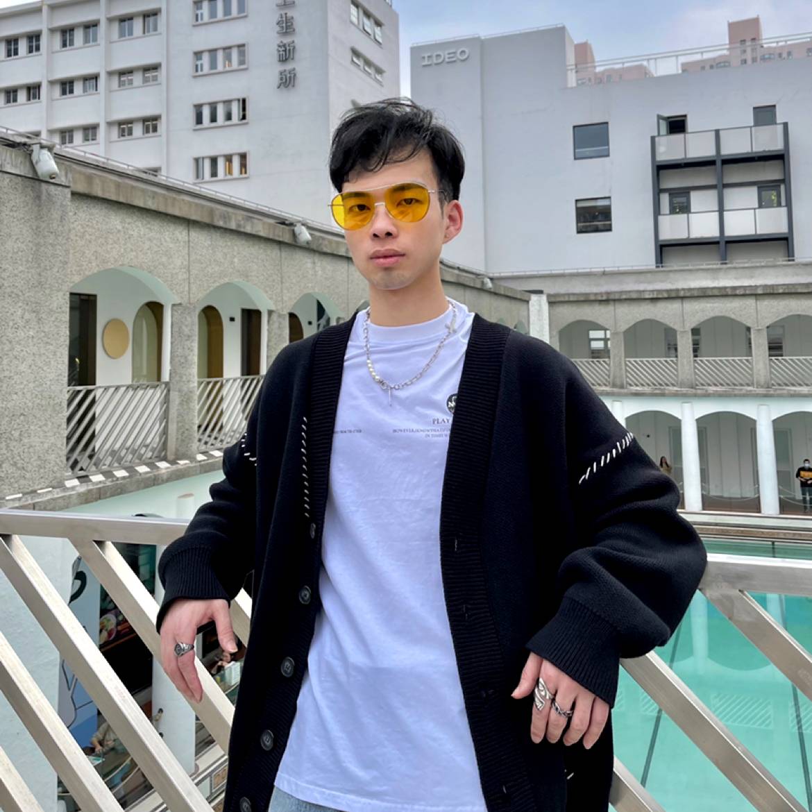 若溪回首留胡子的照片