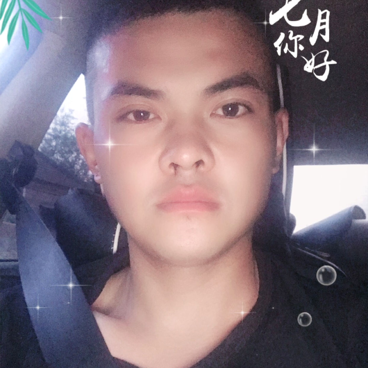 英俊漫步火车的照片