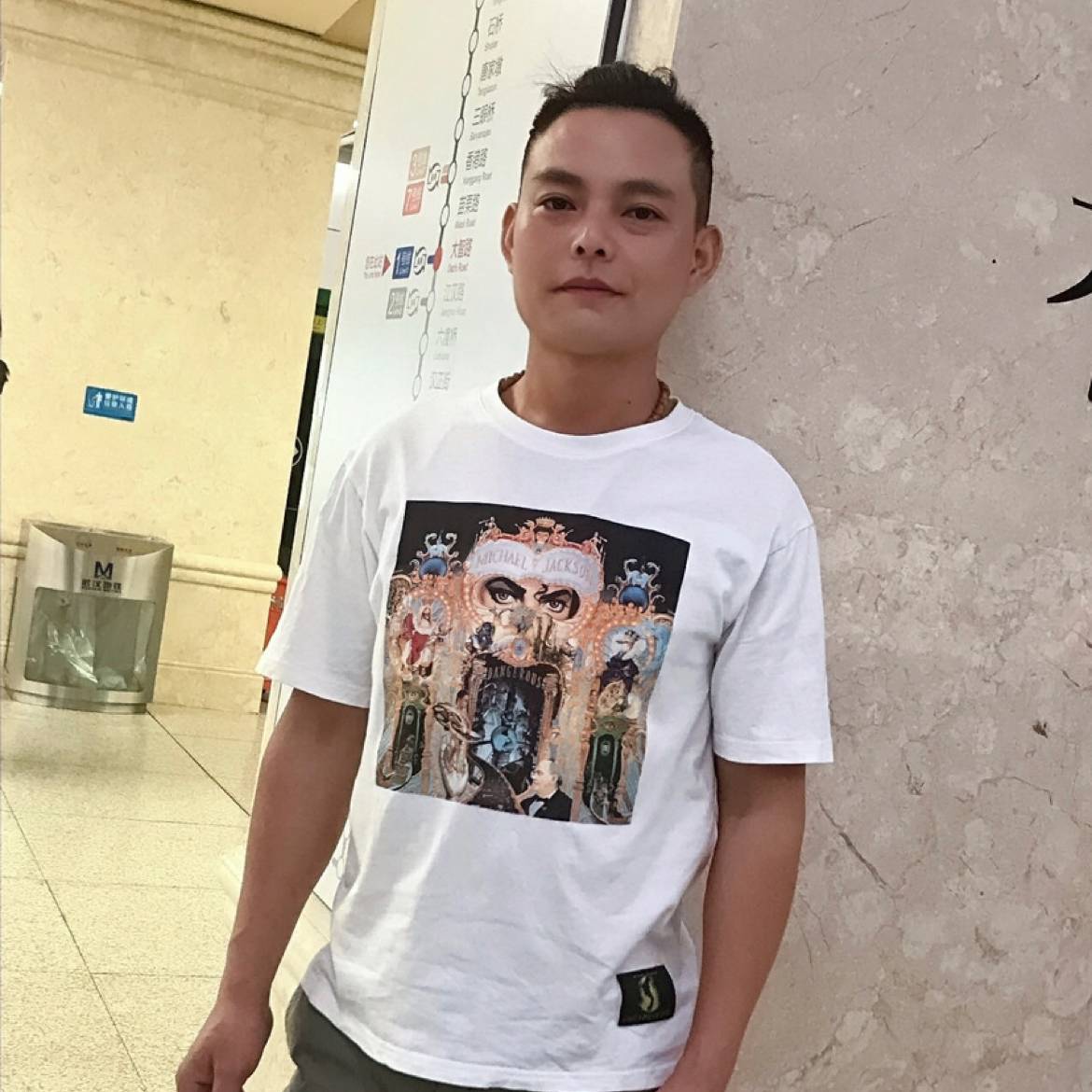 英俊笑霓裳的照片