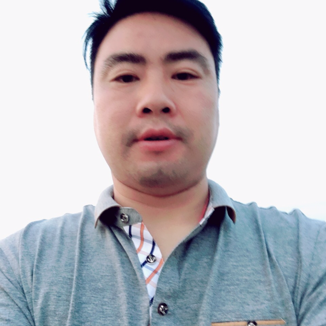 春媱跳跃的照片