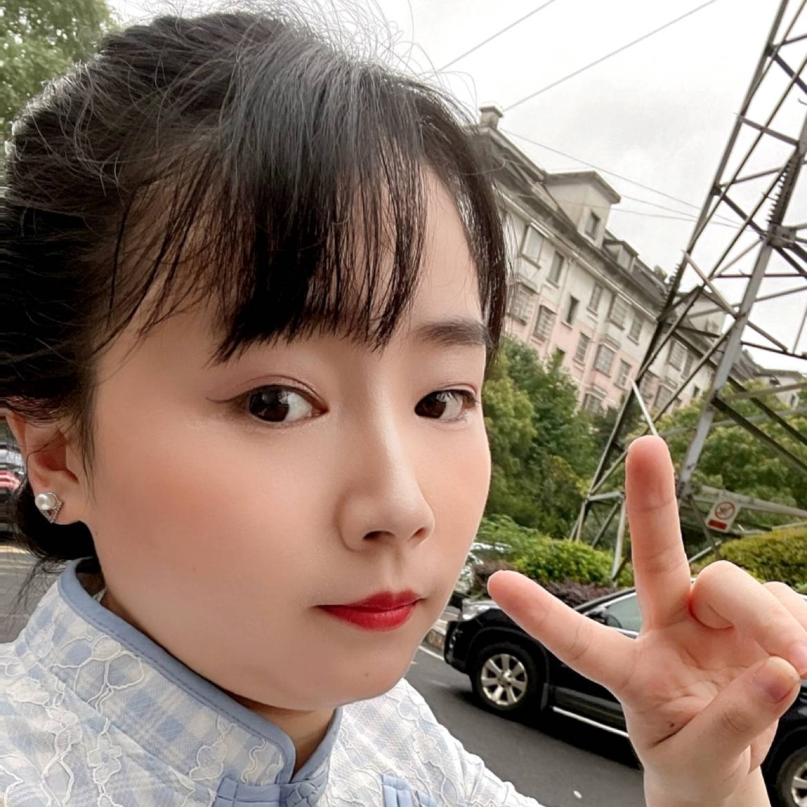 阳光下的琼子的照片